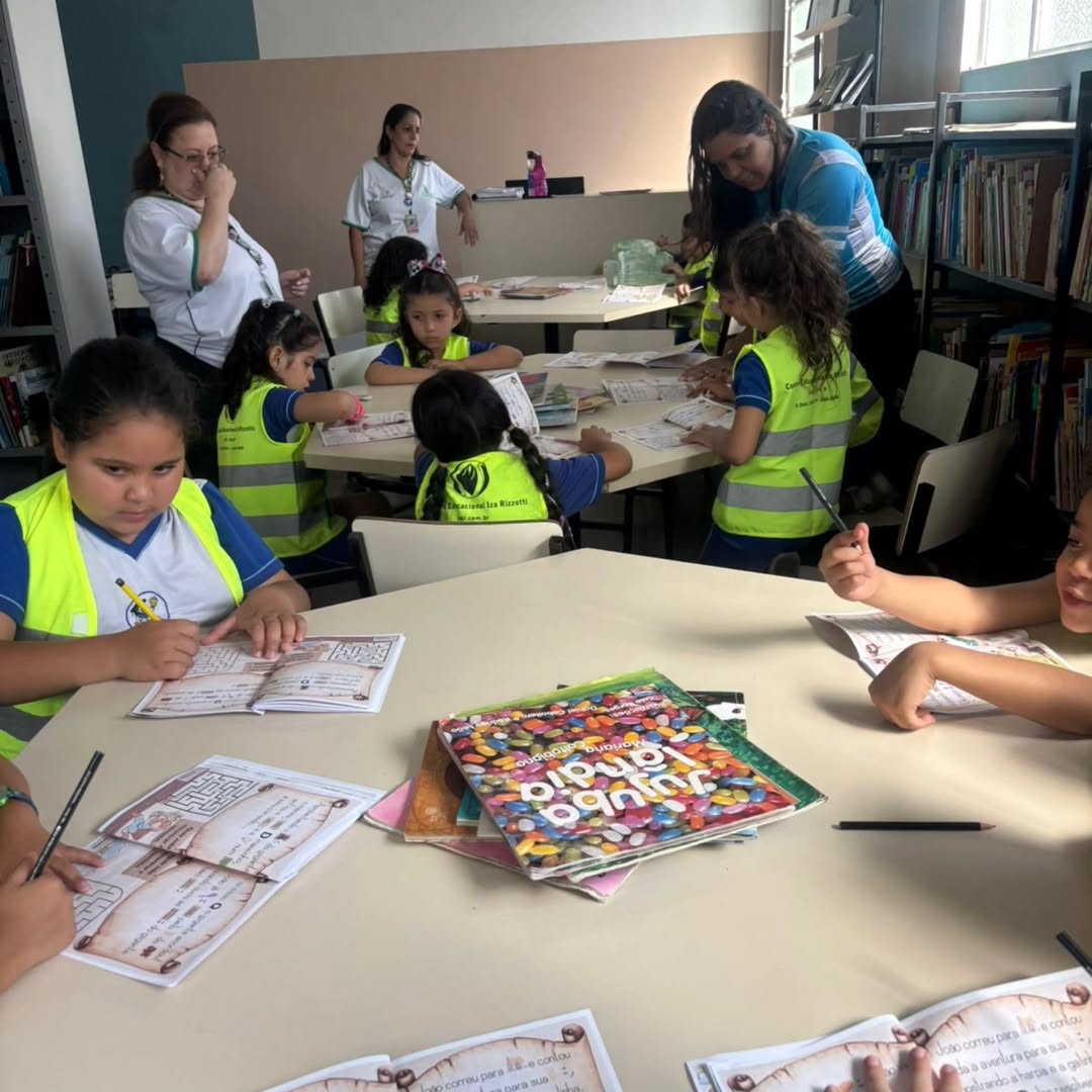 Alunos do Ensino Fundamental estudando em grupo